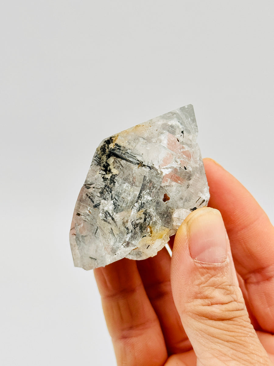 High Quality Raw Tourmalinated Quartz