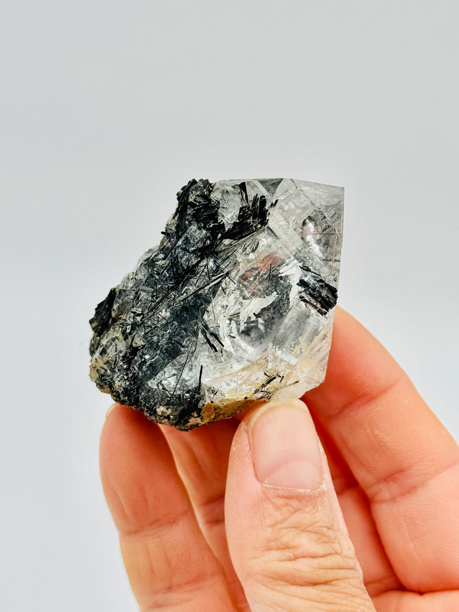 High Quality Raw Tourmalinated Quartz